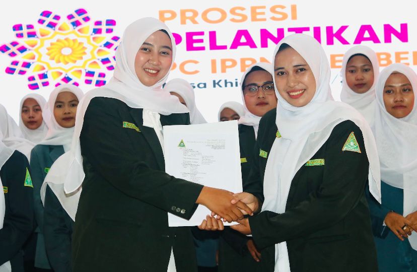 Penyerahan SK dari Ketua PW IPPNU kepada Putri Safadila, Ketua PC IPPNU Jember dalam Pelantikan PC IPNU IPPNU Jember Periode 2025-2027
