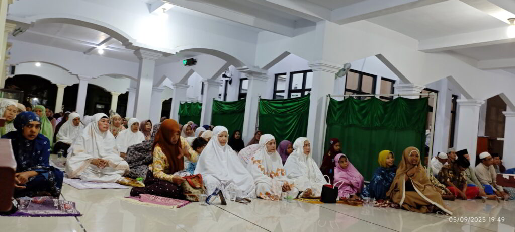 (Foto Mochammad Zaka Ardiansyah. Peserta Peringatan Maulid Nabi Muhammad 2025 di Masjid Baitul Iman Perumahan Bumi Mangli Permai, Jumat, 5 September 2025.)